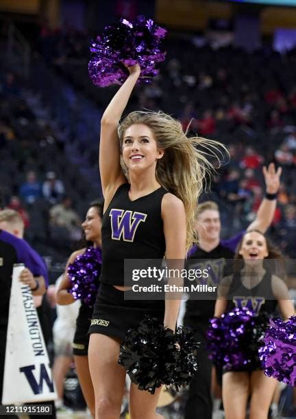 Washington Huskies Cheerleaders Photos and Premium High Res Pictures - Getty Images