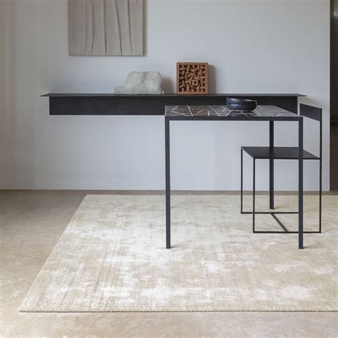 Tapis sur mesure beige en viscose et laine avec rayures nuancées