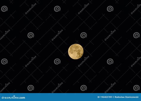 Luna Llena En El Cielo Nocturno Tierra Satélite Natural Imagen de