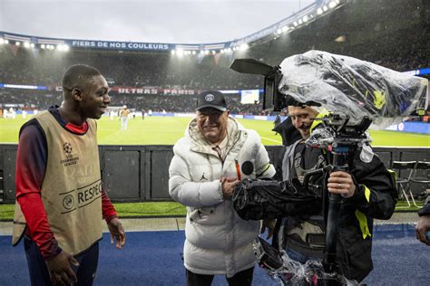 Photo Le R Alisateur Fabien Onteniente A Film Pendant Le Match De