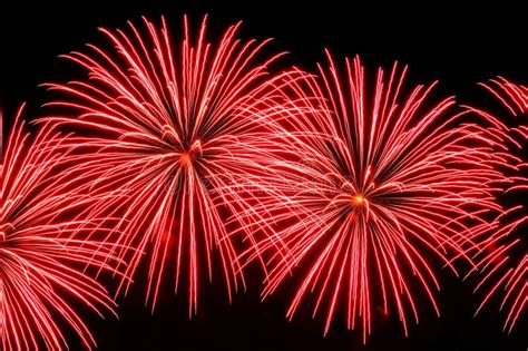 Flashes De Los Fuegos Artificiales De Colores Rojos Y Rosados Foto De