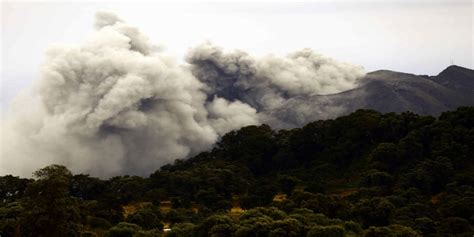 VIDEO Volcán Turrialba en Costa Rica registra una de sus erupciones