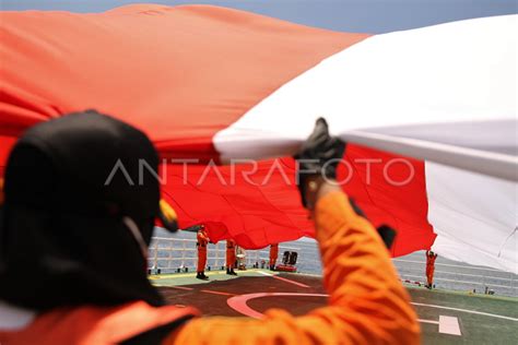 Pembentangan Bendera Merah Putih Di Kn Sar Pacitan Antara Foto