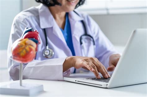 Premium Photo Doctor Consult Patient On Laptop With Anatomical Model