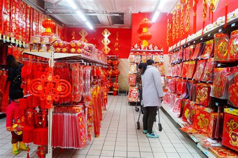 Китайский Новый Год причаливает, люди покупает праздничные украшения ...