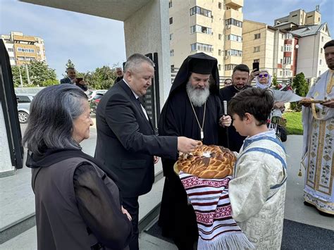 Prefectul Jude Ului Daniel Onofrei Al Turi De Ps Ignatie Episcopul