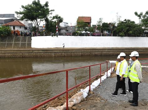 FOTO Presiden Jokowi Tinjau Pembangunan Sodetan Kali Ciliwung Ke