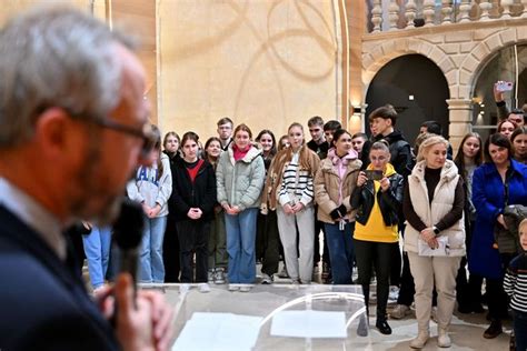 Ils Noublient Pas La Guerre Mais Profitent De La Paix Loin De