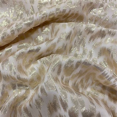 Gold Metallic Silk Jacquard Fabric On Nude Chiffon Background — Tissus