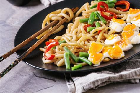 Nouilles D Udon De Saut Image Stock Image Du Noir Repas