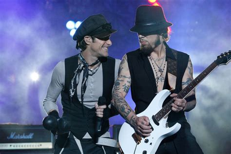 Perry Farrell 2025: Wife, net worth, tattoos, smoking & body facts - Taddlr