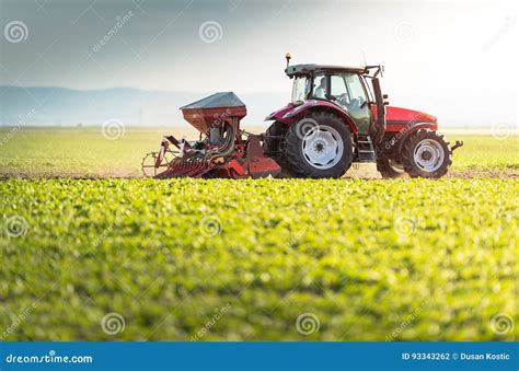 Agriculteur Avec L Ensemencement De Tracteur L Encemencement Cultive