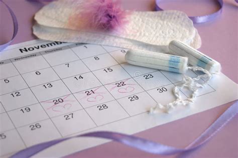 Tampões E Tampões Menstruais No Calendário Do Período De Menstruação