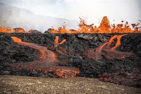 Vulkanausbruch am Fagradalsfjall 2022 Nach Erdbebenserie Lava schießt