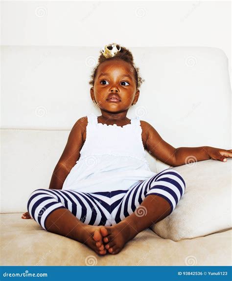 Petite Fille Mignonne D Afro Am Ricain Jouant La Maison Joli Adorab