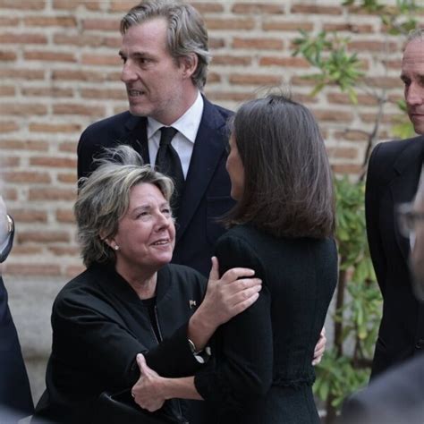 Simoneta G Mez Acebo Hace La Reverencia A La Reina Letizia En La Misa