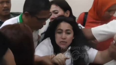 Istri Terdakwa Pencabulan Lempar Kursi Ke Hakim