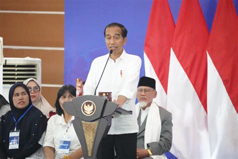 Nasabah Mekaar Ini Dipuji Jokowi Karena Disiplin Bayar Angsuran