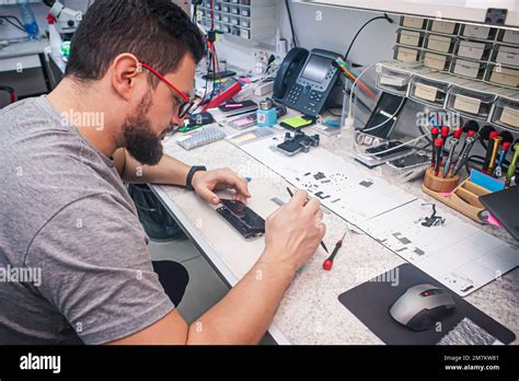 Elektronik Reparaturwerkstatt Ein Techniker Ist Von Werkzeugen Und