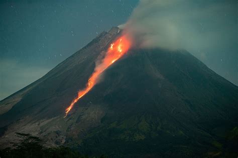 Vulcão Merapi volta a entrar em erupção na Indonésia e joga cinzas a