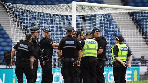 Euro 2025 Un Militant Pro Palestinien Sattache Au Poteau Et Retarde