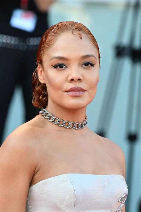 Tessa Thompson Used Her Choker Necklace As A Hair Tie Leurr