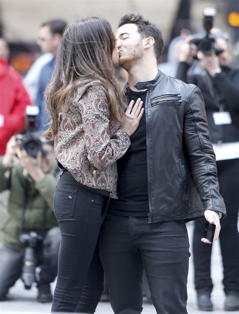 Photo Kevin Jonas Et Sa Femme Danielle Se Sont Embrassés Devant L