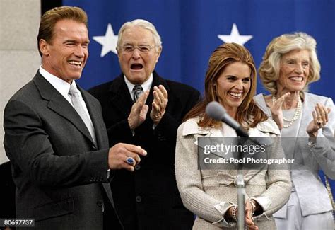 72 Arnold Schwarzenegger Sworn In As Governor Of California Pool Stock