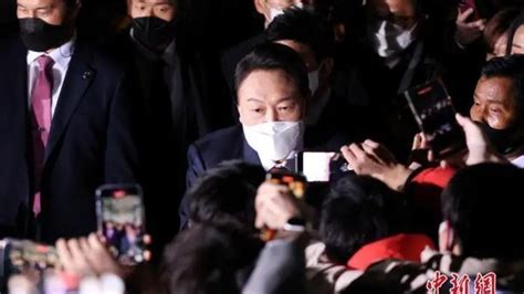 首尔爆发25万人集会敦促尹锡悦下台 集会 尹锡悦 总统 新浪新闻