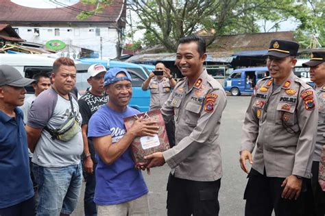 Polres Tanah Datar Bagikan Sembako Pada Sopir Angkot Dan Tukang Ojek