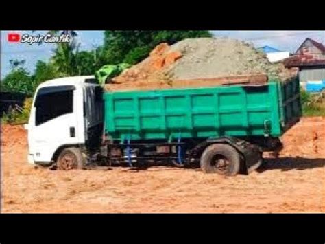 Muatan Menggunung Mobil Truk Jomplang Amblas Bongkaran Batu Cadas