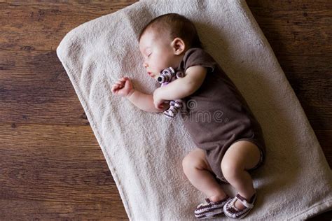 Bebé Recién Nacido Desnudo Durmiente Adorable Imagen de archivo