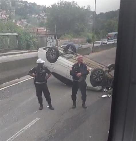 Acidente Na Rj Deixa Carro Capotado Em S O Gon Alo