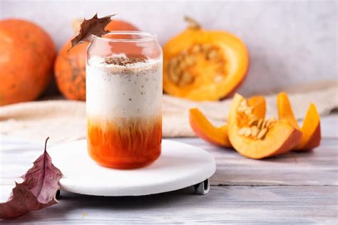 Latte De Especias De Calabaza De Temporada En Un Vaso Sobre Fondo