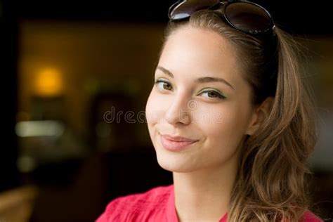 Reizend junger Brunette stockfoto Bild von frau porträt 26154908
