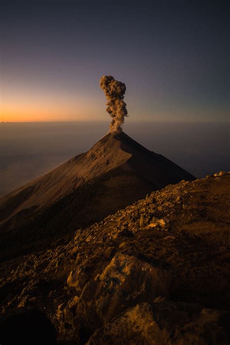 The Story Behind These Heart-Stopping Photos of Volcano Fuego Erupting ...