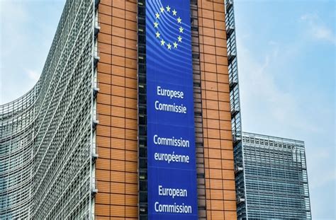 Macroeconomía Internacional La Comisión Europea recomienda reducir