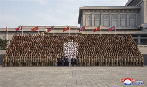 金正恩同朝鲜共和国成立75周年庆祝活动参加者合影留念 凤凰网