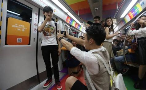 Facebook Hombre Le Propone Matrimonio A Su Novio Gay En Metro De China Fotos Facebook