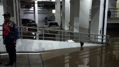 Parkiran Basement Apartemen Di Cisauk Tangerang Banjir Mobil Motor