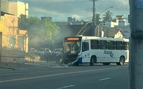 Nibus Coletivo Bate Em Poste Na Pedro Calazans Em Aracaju F News