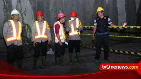 Sedang Memasang Rambu Tanda Runtuh Tka China Tewas Tertimpa Batu Di