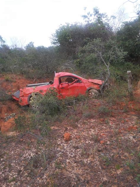 Motorista e passageiro morrem após carro sair da pista e descer