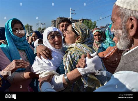 A Kashmiri Muslim Pilgrim L Gives A Farewell Hug To Her Relative As