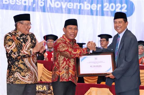 HADIRI WISUDA KE XIX UNSA BUPATI BERI BANTUAN PEMERINTAH KABUPATEN