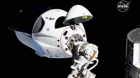 La capsule Crew Dragon de SpaceX réussit son amarrage à la Station