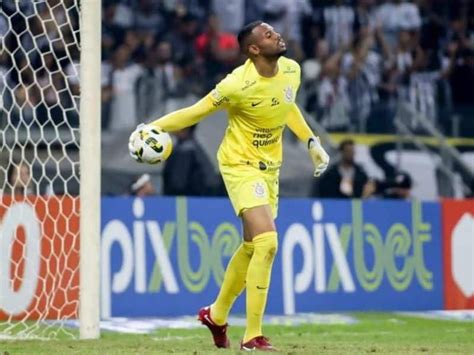 Carlos Miguel Comemora Um Ano No Corinthians