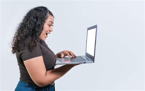 Chica Latina Sorprendida Mirando Una Promoci N En La Pantalla De Una Computadora Port Til