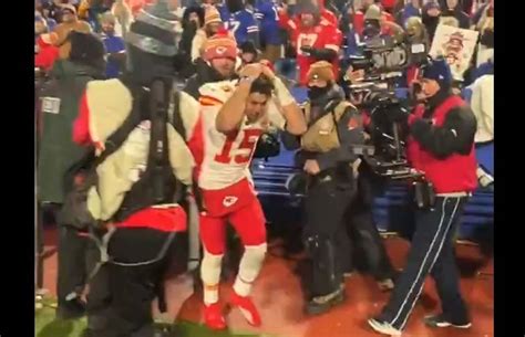 Bills Fans Threw Snowballs At Chiefs Patrick Mahomes As He Left The Field