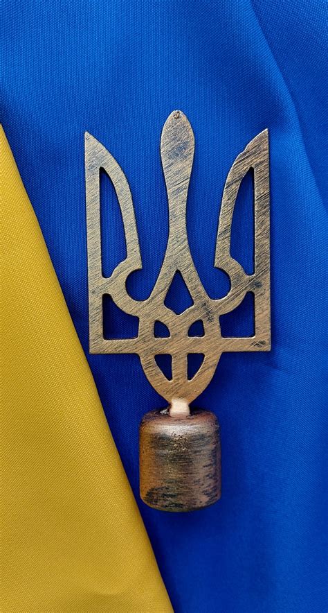 Металлическая навершая на флаг в форме стального Трезуба верхушка